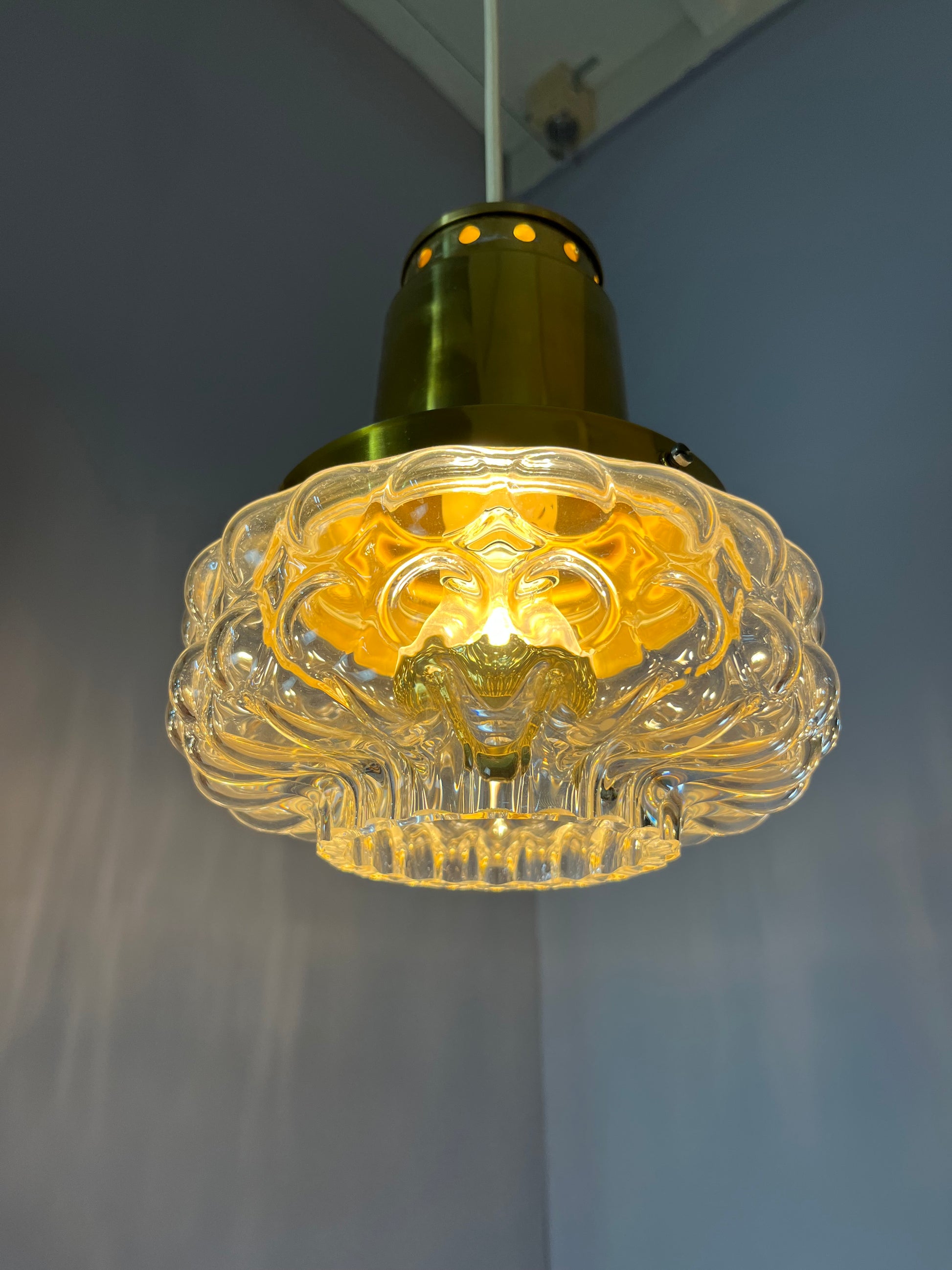 Hängelampe Bubbleglas mit Messingkopf von Helena Tynell für Glashütte Limburg