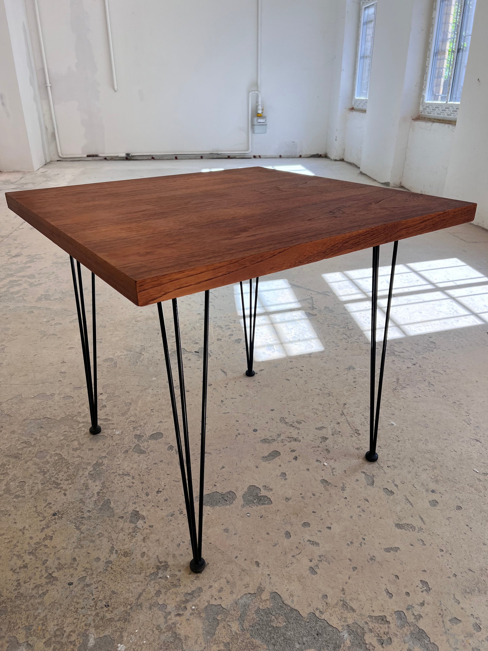 Quadratischer Esstisch Teak mit original Hairpinlegs