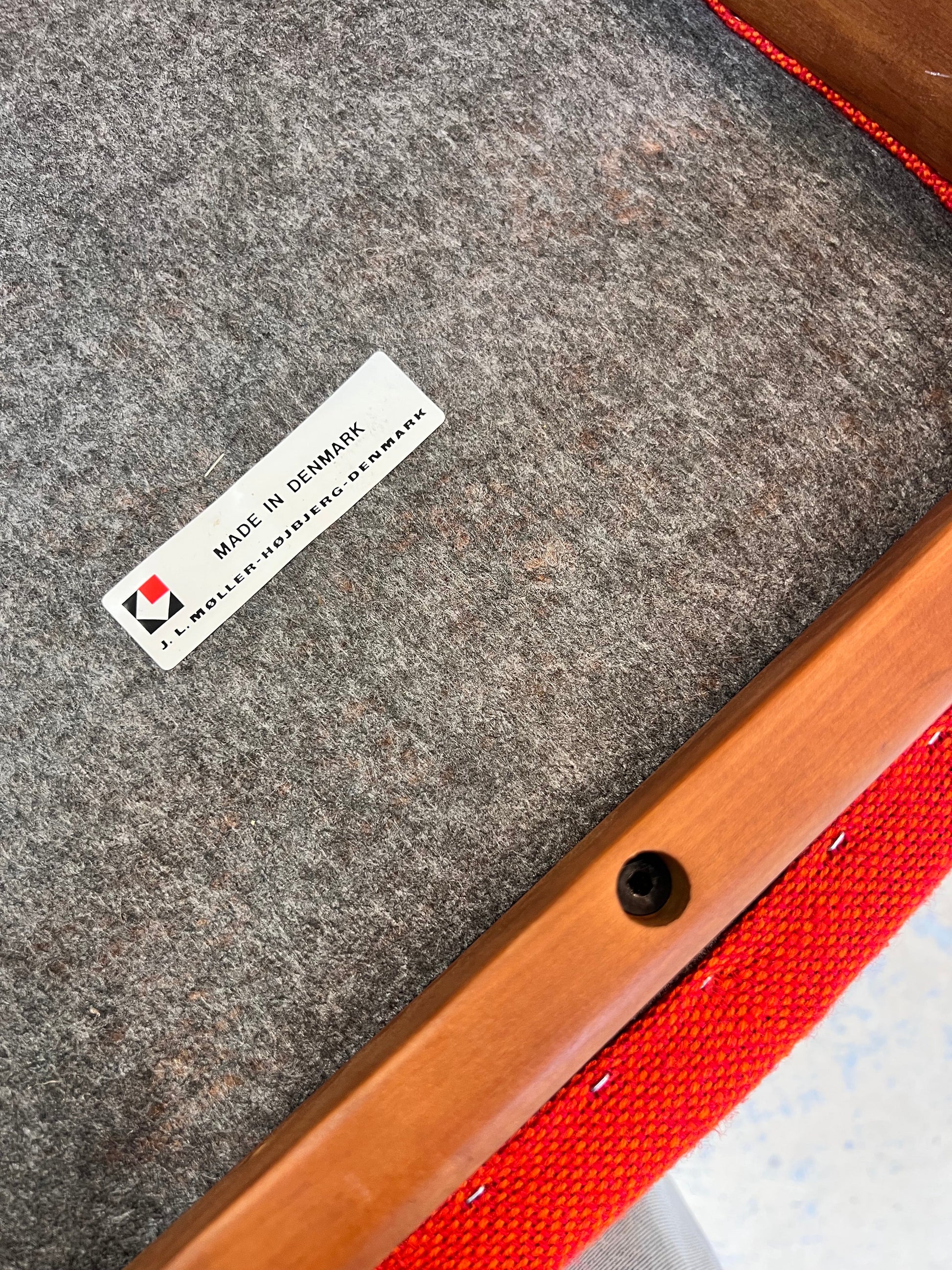 Armlehnstuhl Teak mit orangem Polster von J. L. Møllers Møbelfabrik