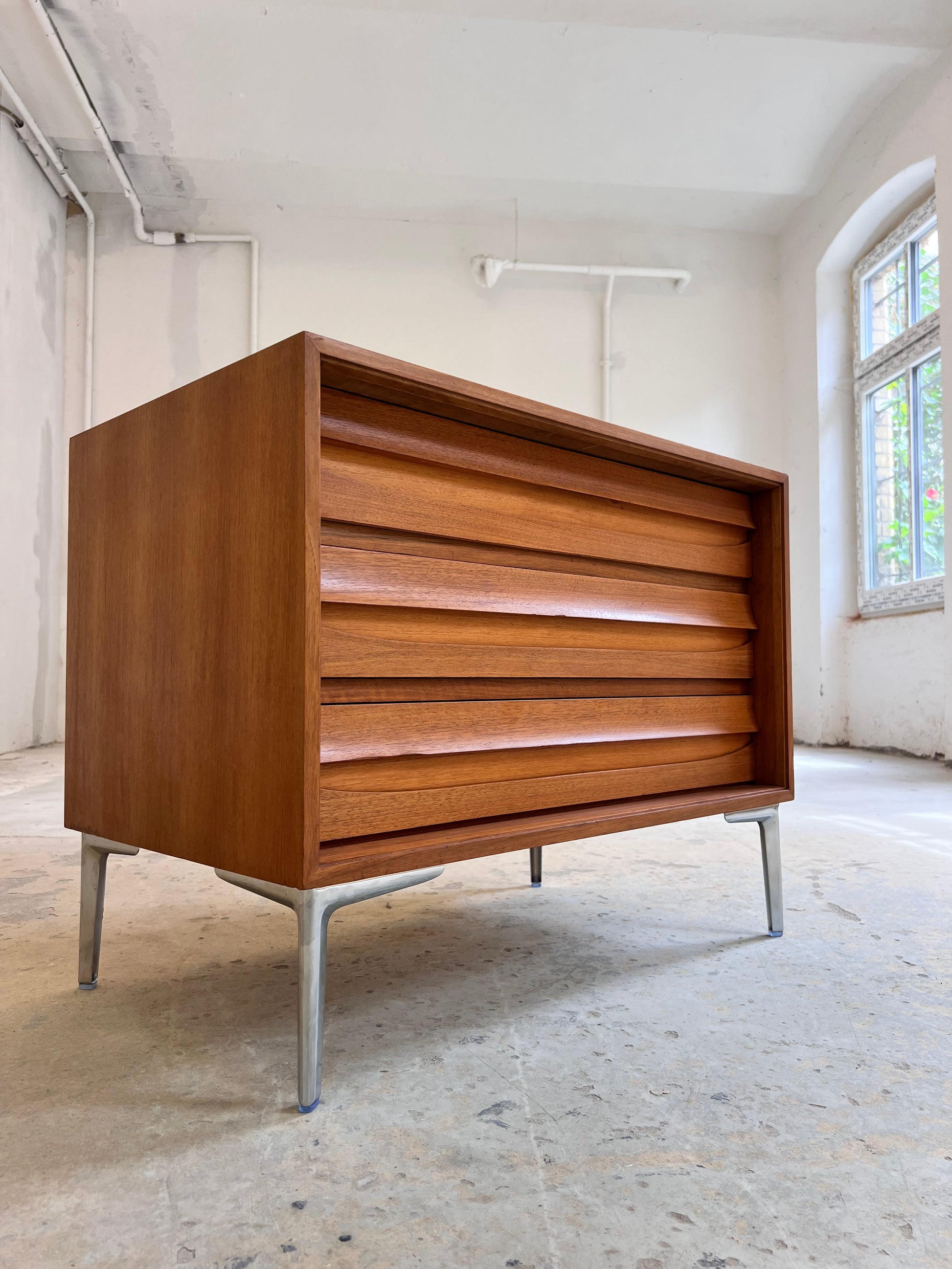 Kommode Nussbaum mit neuen Chromfüßen