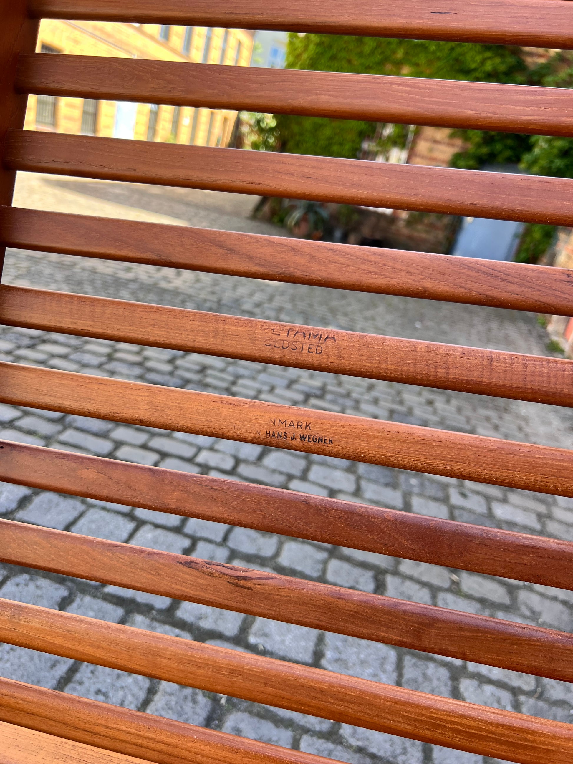 Hocker mit Lederkissen von Hans J. Wegner