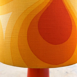 Stehlampe orange mit leuchtendem Glasfuß und 70er Schirm von Pako