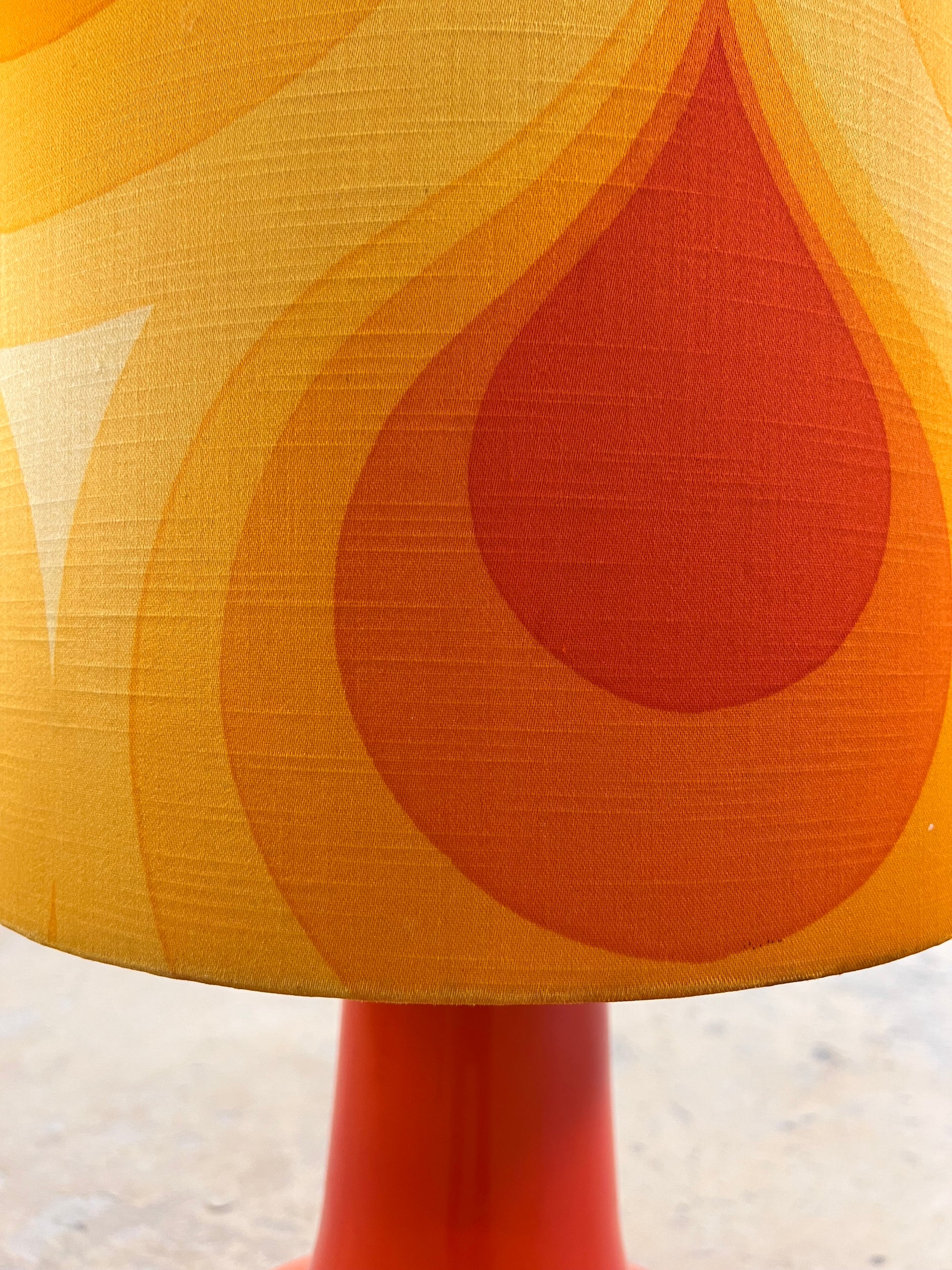 Stehlampe orange mit leuchtendem Glasfuß und 70er Schirm von Pako