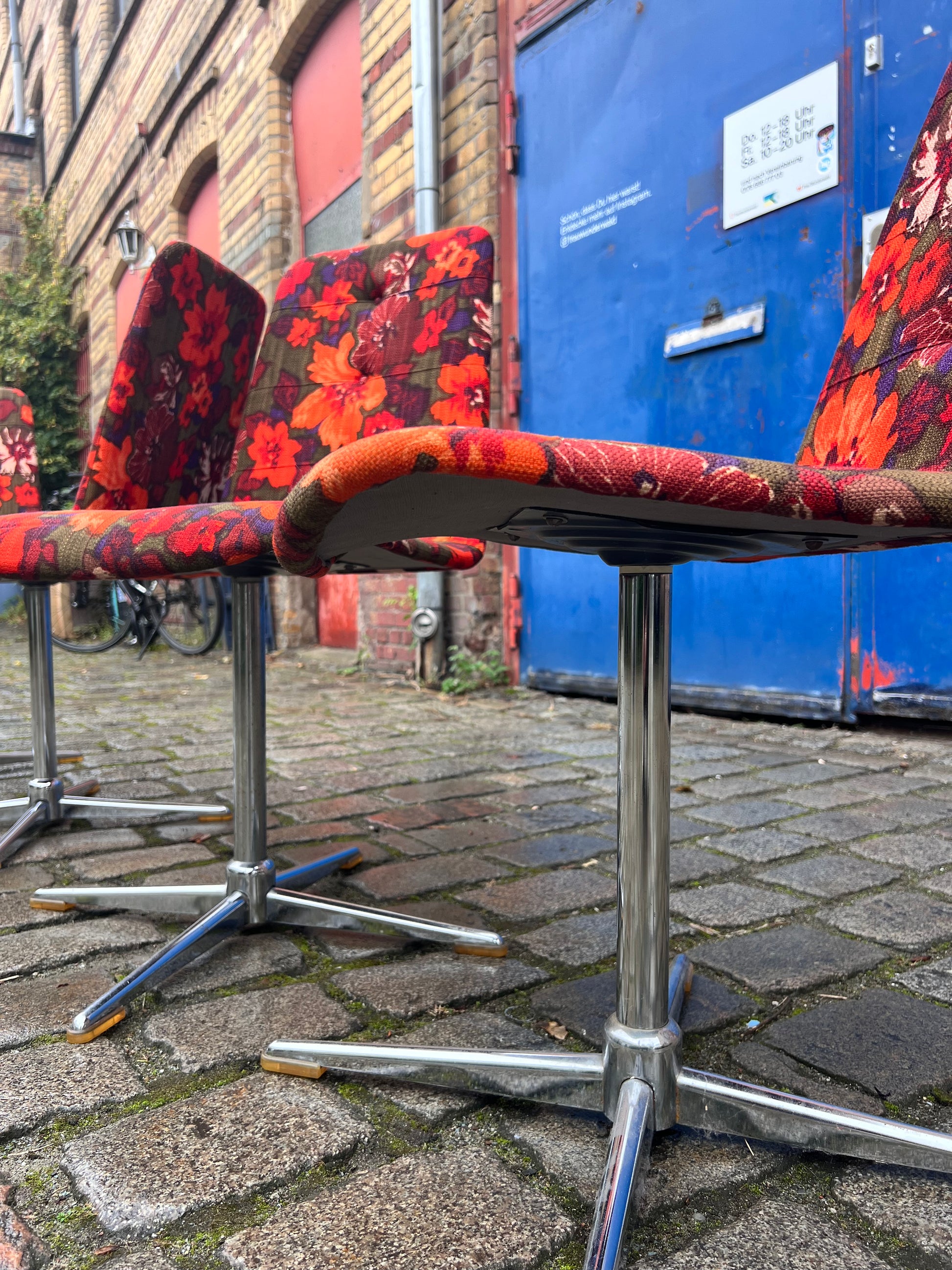 Set: 4x Drehstuhl rot floral von EKA Wohnmöbel