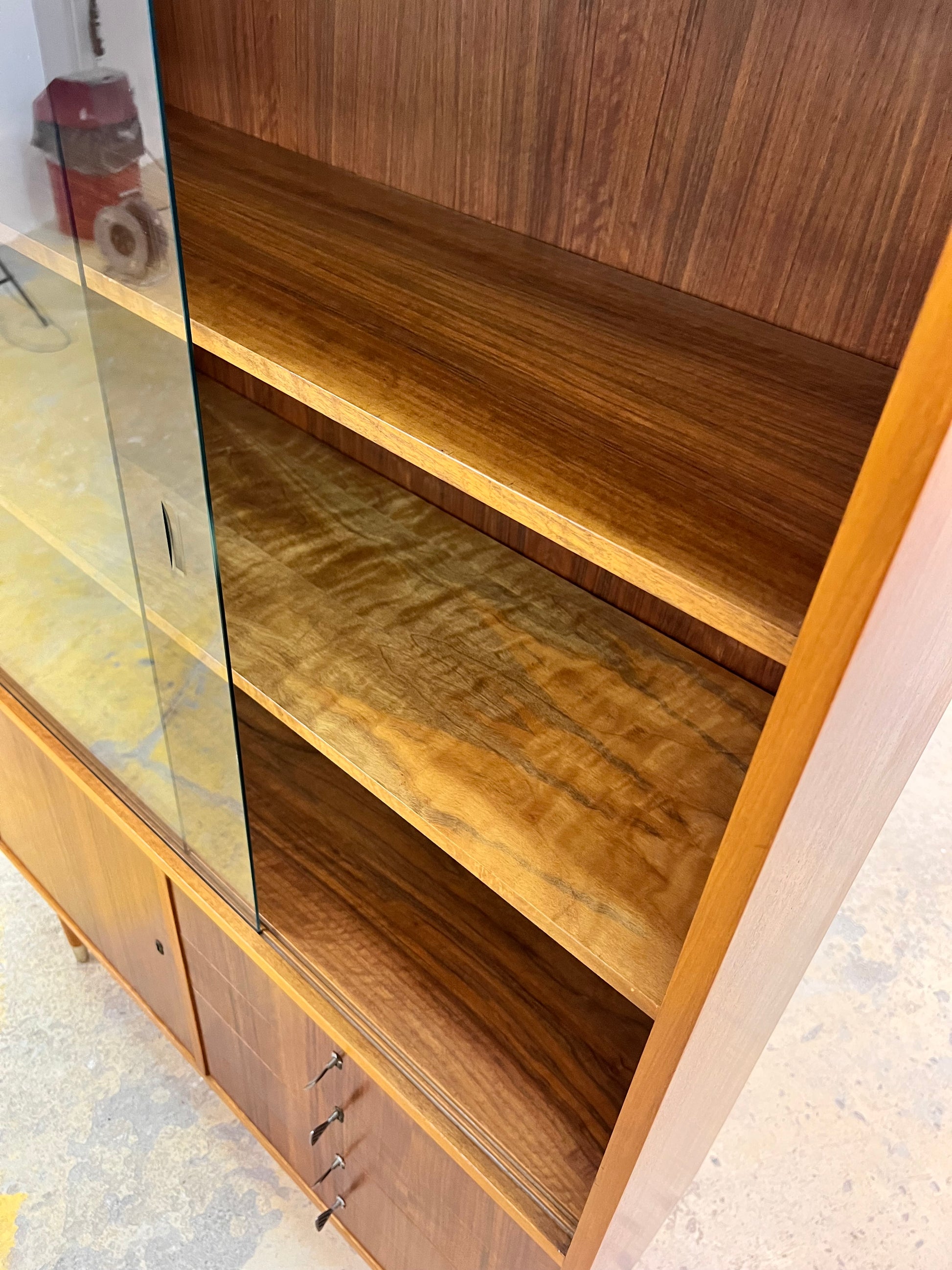 Vitrinenschrank Nussbaum von Deutsche Werkstätten Hellerau