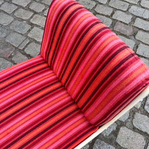 Sessel 70er pink gestreift