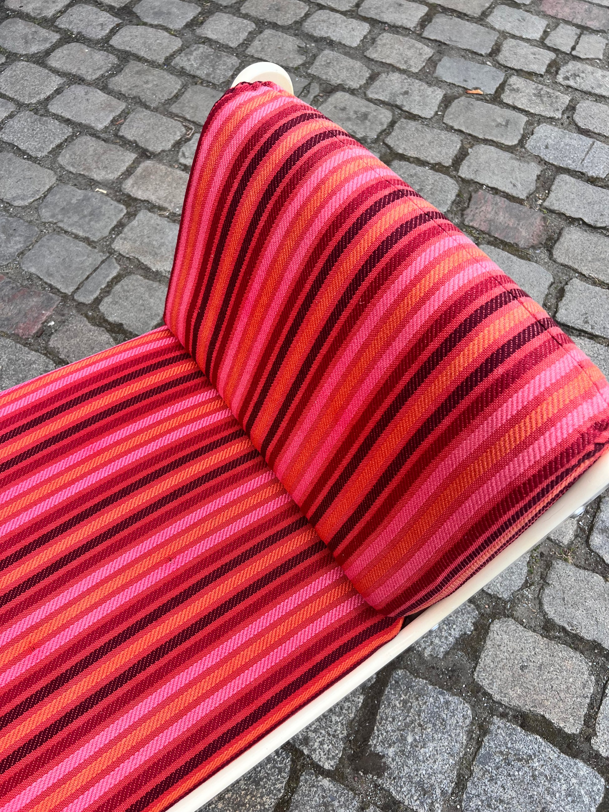 Sessel 70er pink gestreift