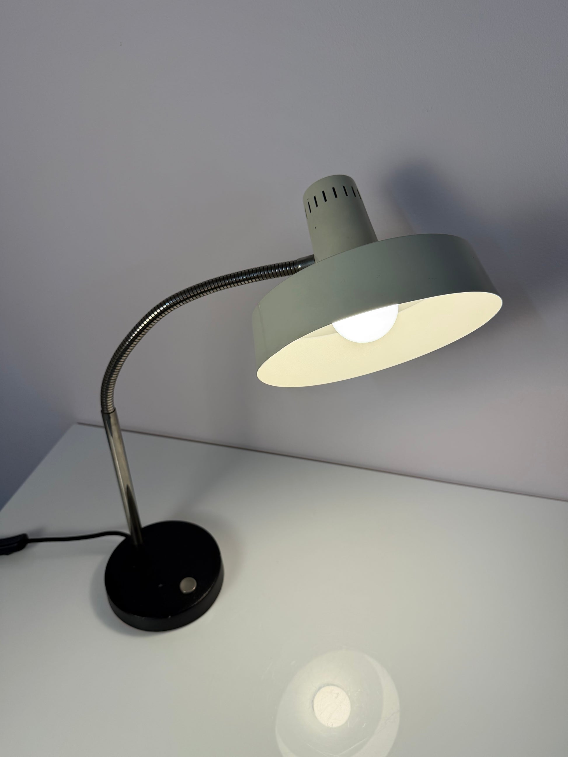 Schreibtischlampe altweiß mit beweglichem Arm
