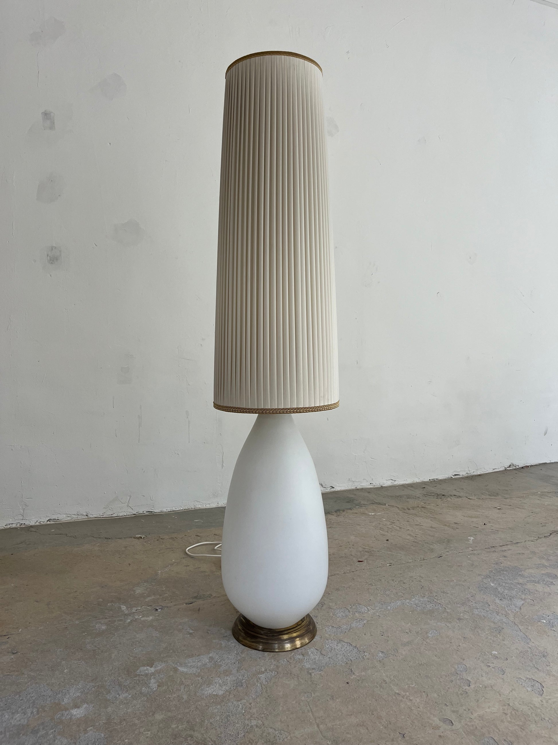 Stehlampe weiß mit Opalglasfuß und Plisseeschirm