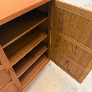 Schrank Teak mit neuen Chromfüßen aus Dänemark