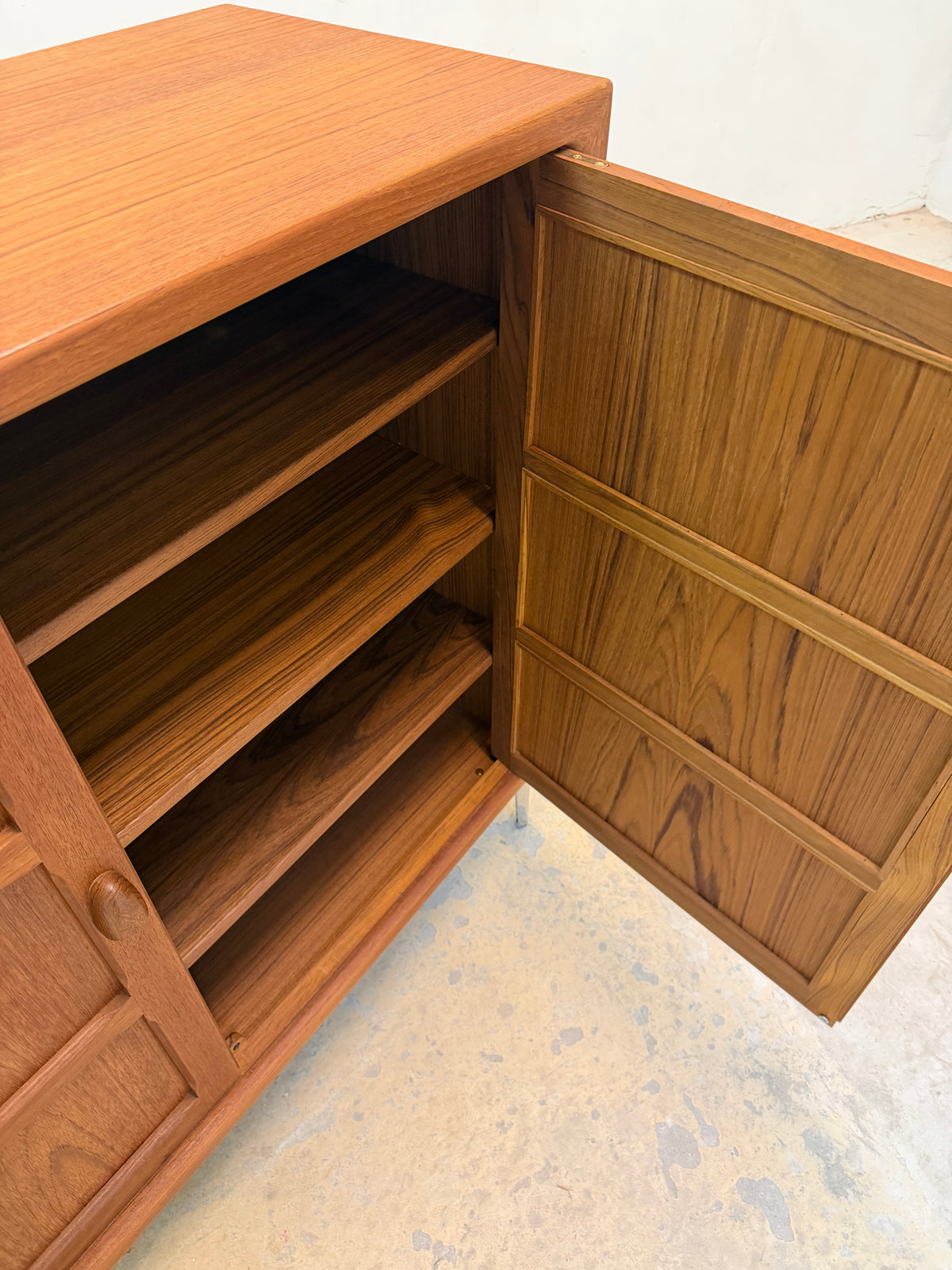 Schrank Teak mit neuen Chromfüßen aus Dänemark