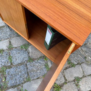 Kleines Sideboard mit Schloss & neuen Chromfüßen