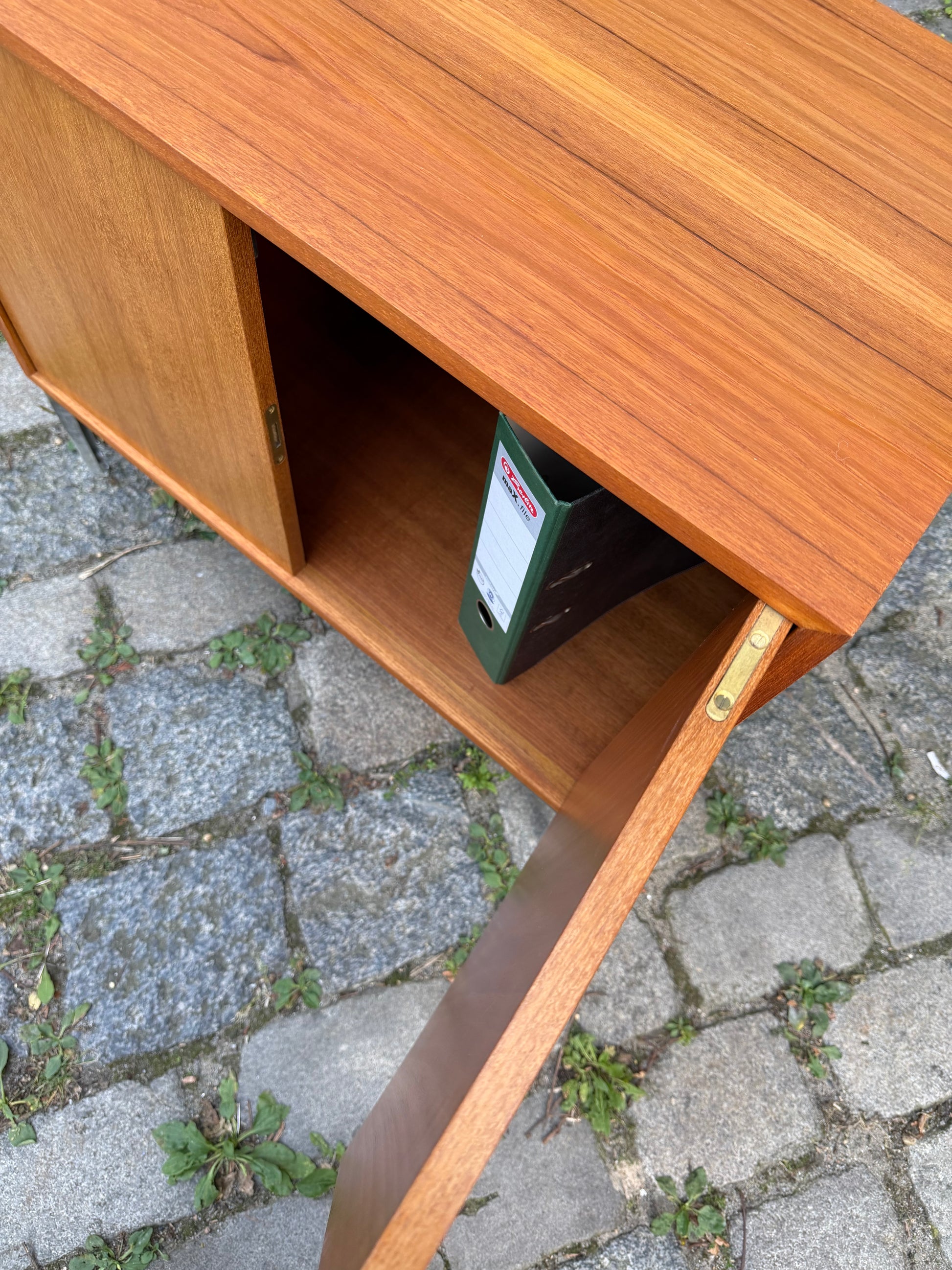 Kleines Sideboard mit Schloss & neuen Chromfüßen