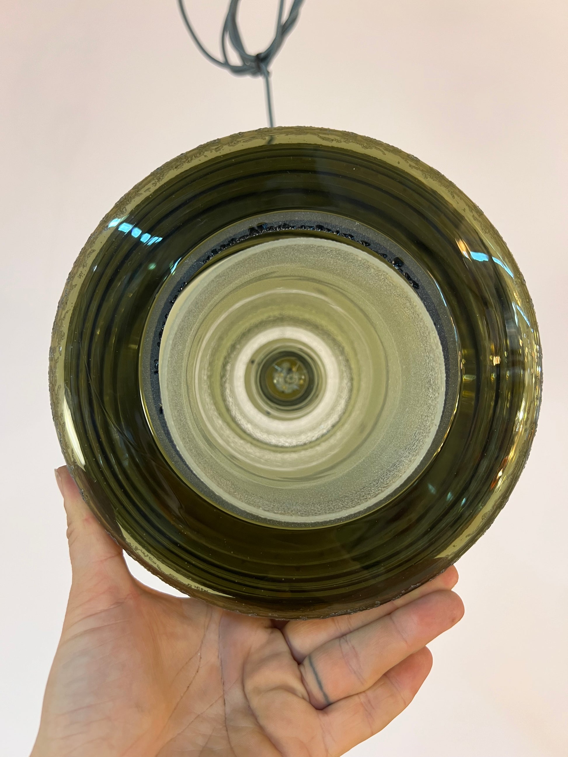 Hängelampe schwarz weiß strukturiert mit zwei Glasschirmen