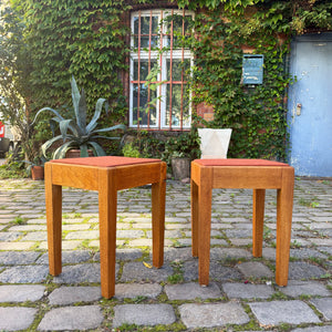 Hocker Eiche mit roter Sitzfläche aus Dänemark