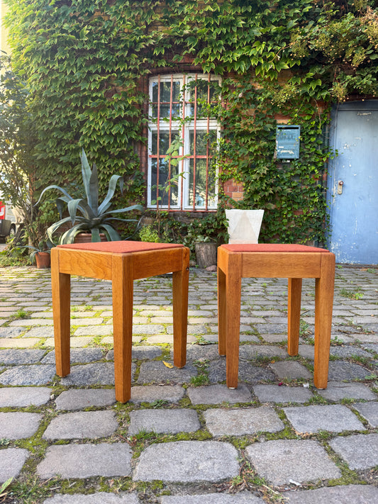Hocker Eiche mit roter Sitzfläche aus Dänemark