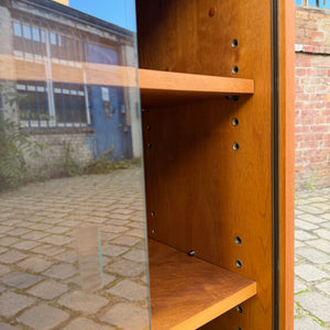 Vitrine Nussbaum mit neuen Chromfüßen von Störmer & Sohn