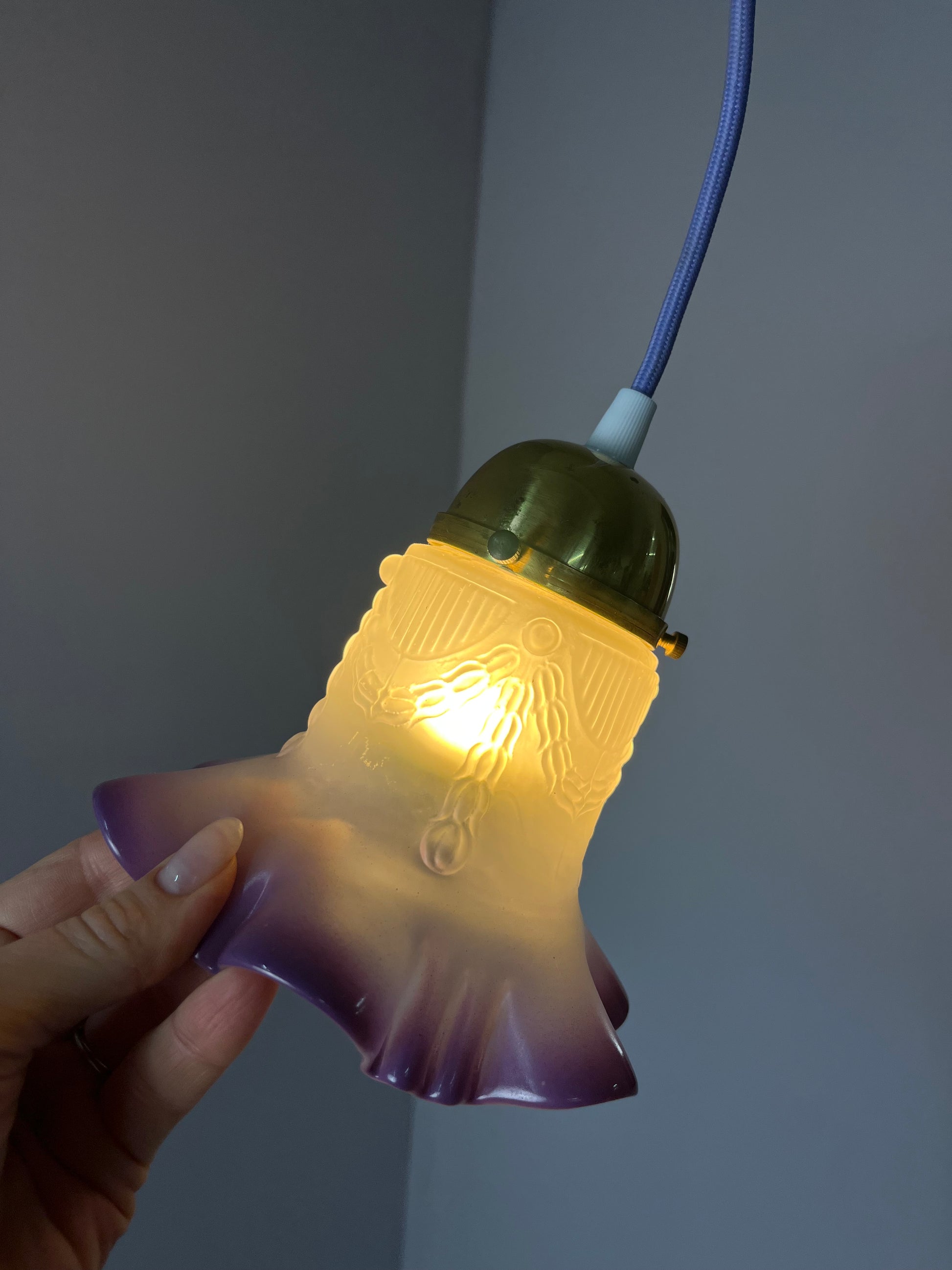 Hängelampe Blume lila Glas Messing