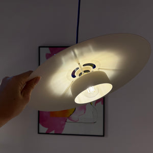 Lamellenlampe weiß mit blauem Akzentring aus Dänemark