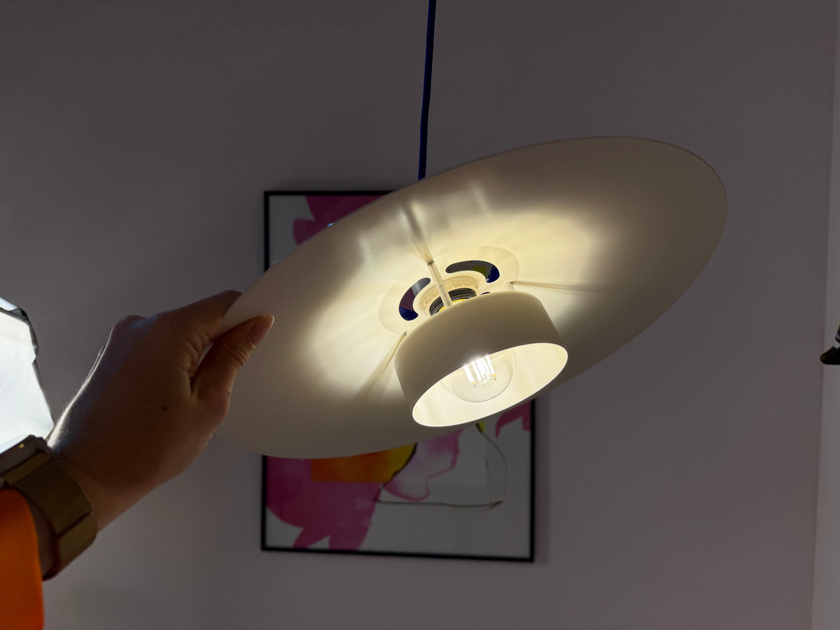 Lamellenlampe weiß mit blauem Akzentring aus Dänemark