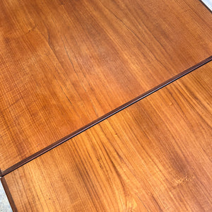 Ausziehbarer Esstisch Teak mit umlaufender Kante aus Dänemark