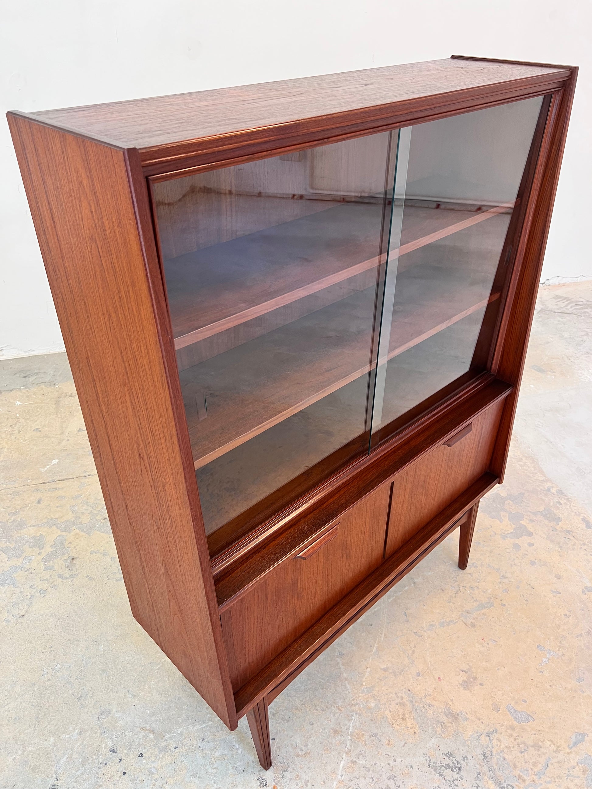Vitrine Teak mit Klappfächern aus Deutschland