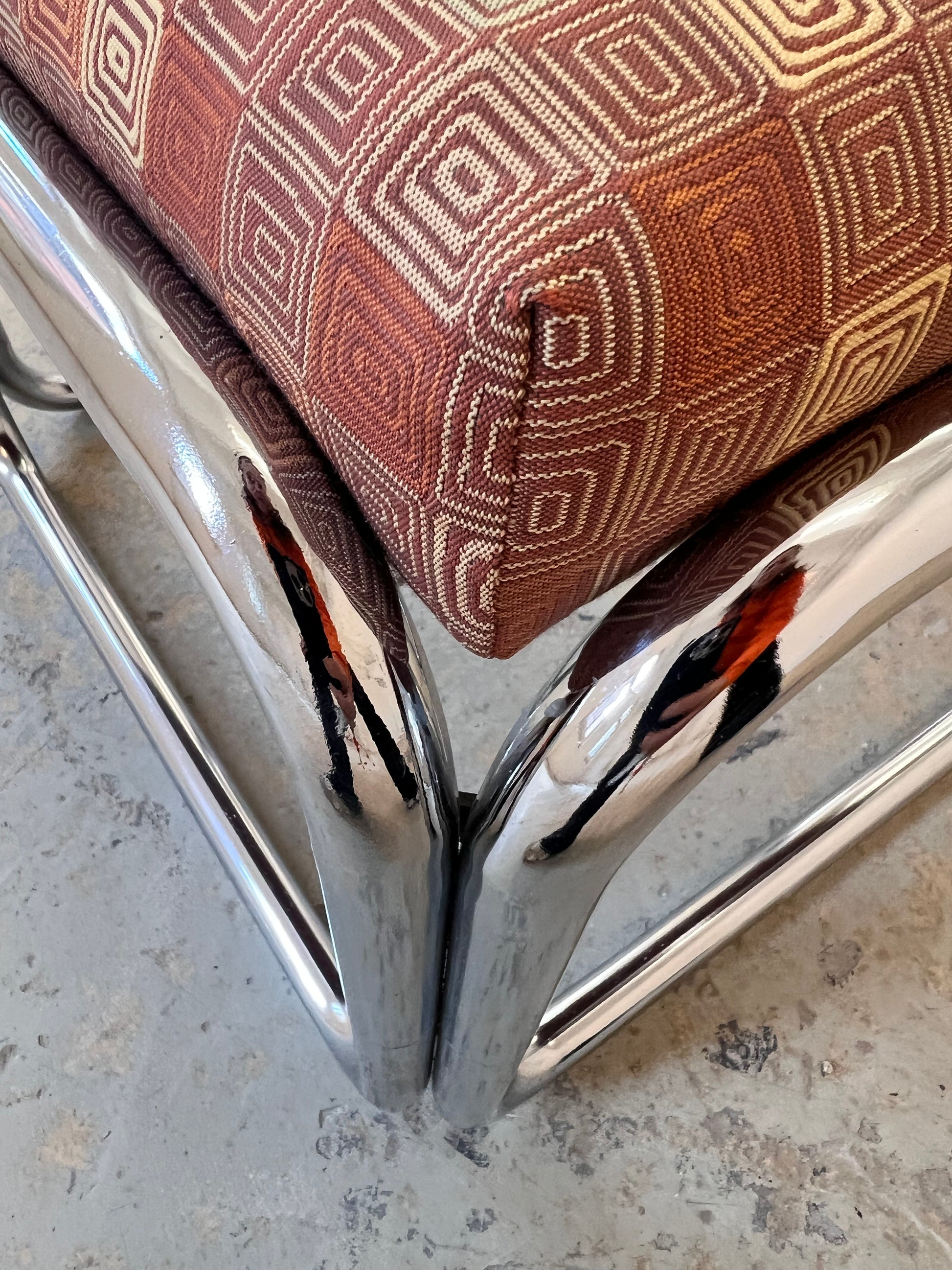 Hocker Chrom mit orange braunem Polster