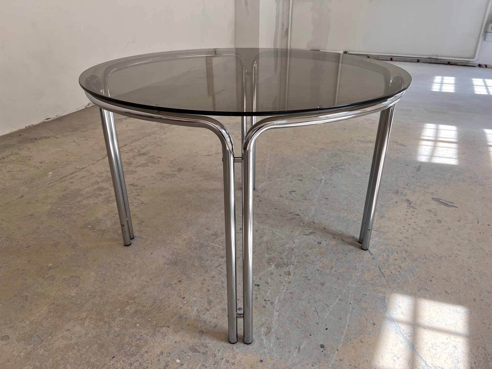 Runder Esstisch Chrom & getöntes Glas