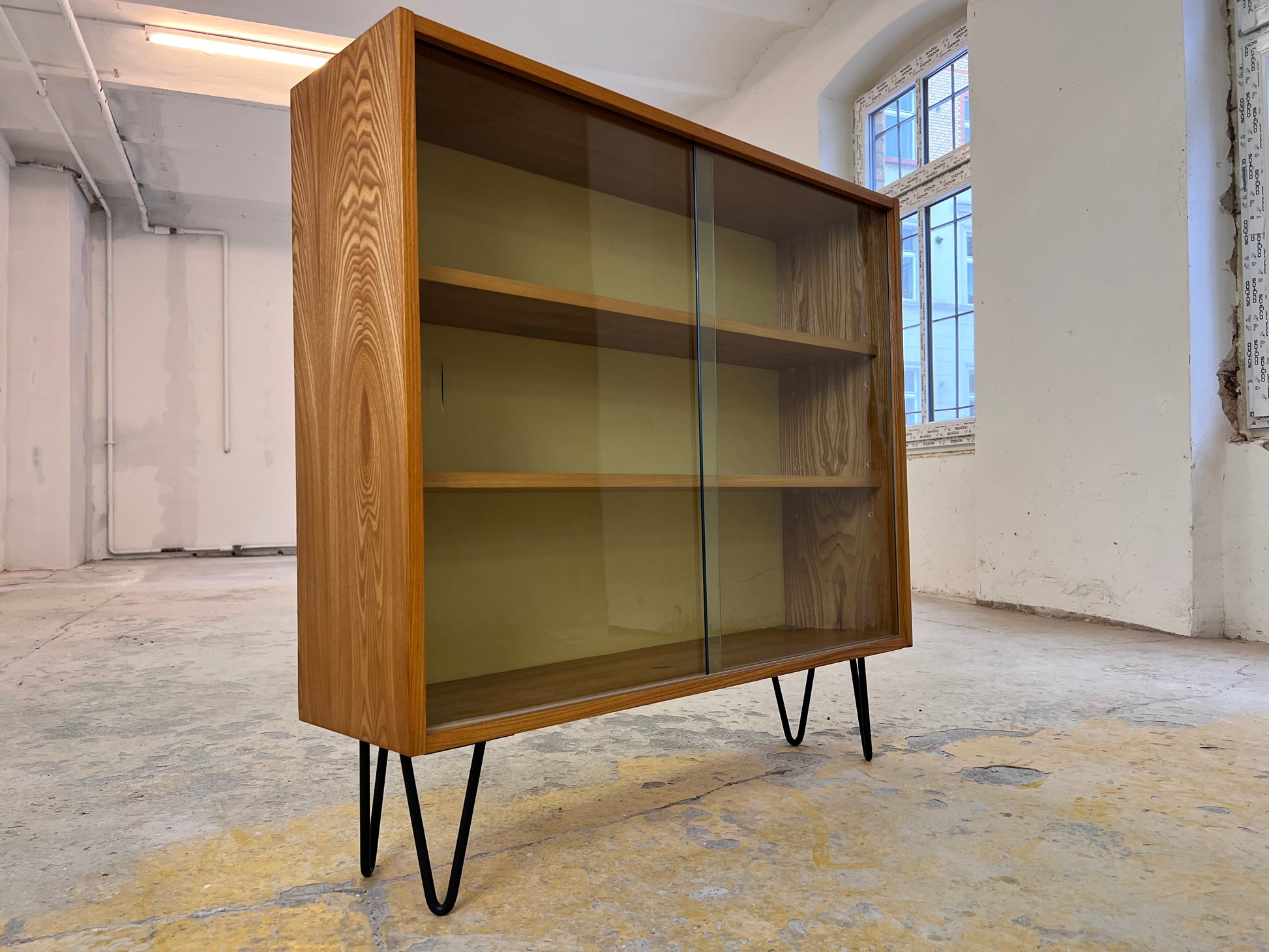 Vitrine / Bücherregal mit Glastüren Typ 605 auf Hairpinlegs von Herbert Eilenberg für Hellerau