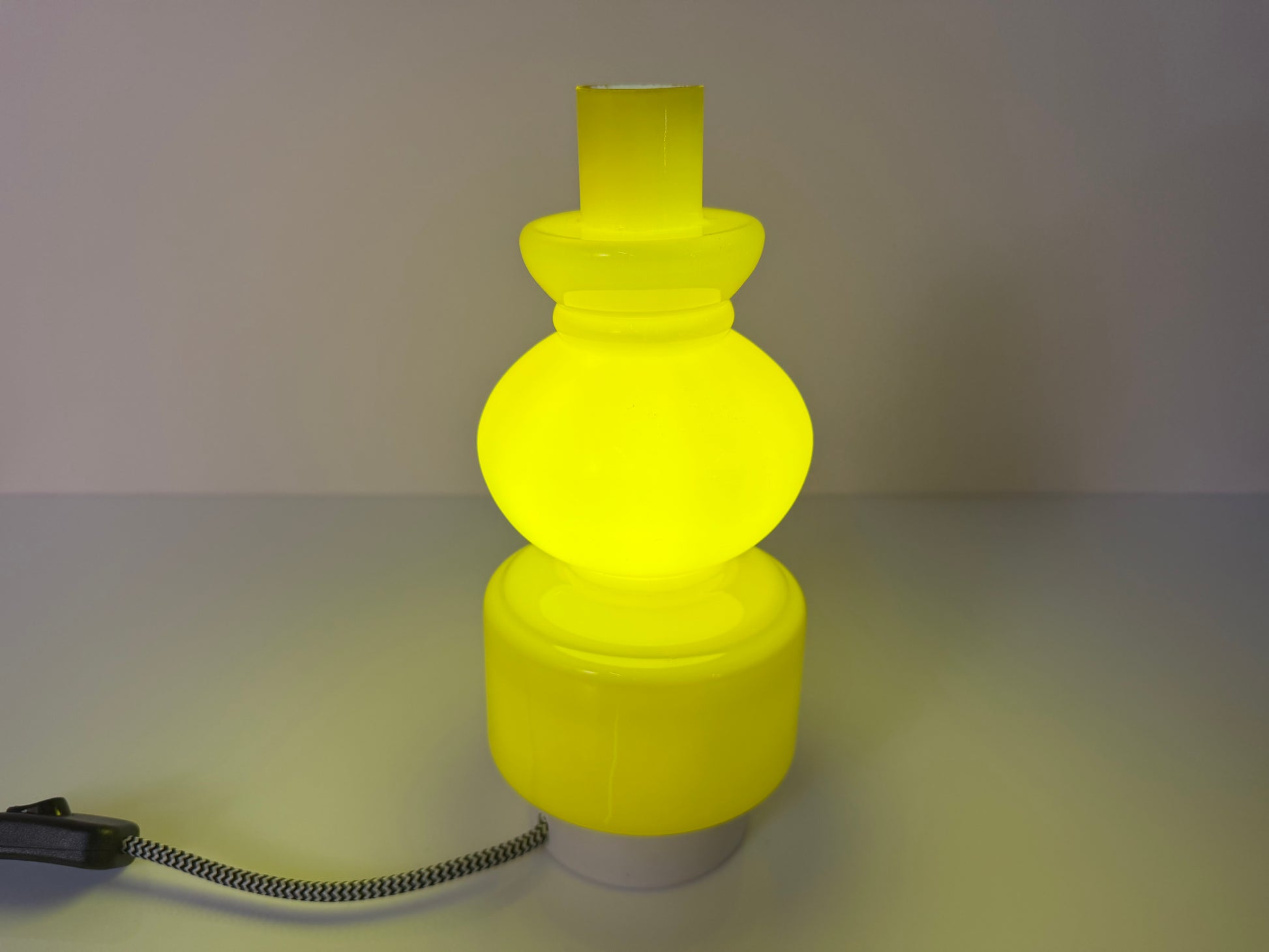 Tischlampe sonnengelb Opalglas