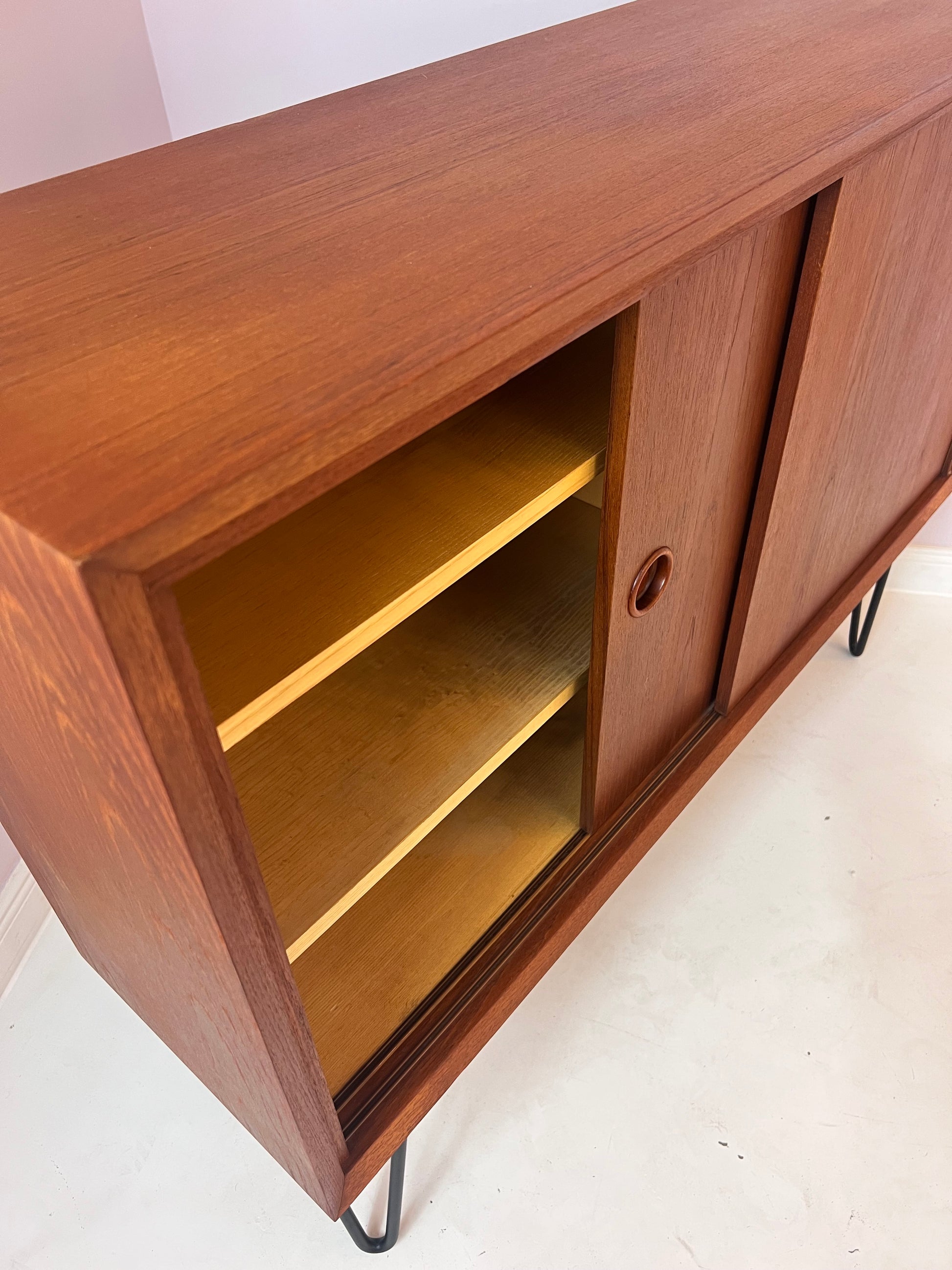 Flurschrank Teak auf Hairpinlegs