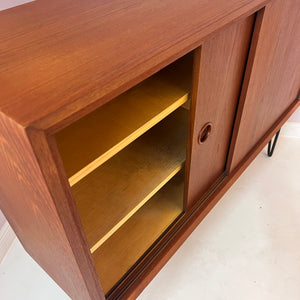 Flurschrank Teak auf Hairpinlegs