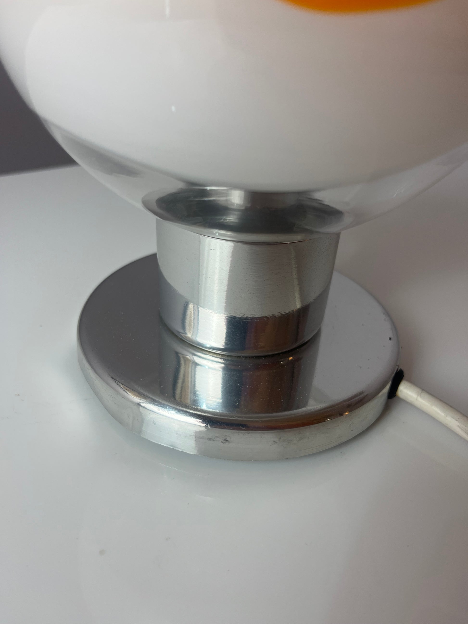 Tischlampe weiß orange Glas Chrom von Doria