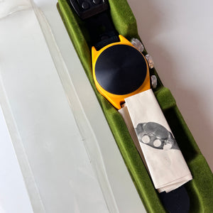 Wandradio in Form einer Armbanduhr