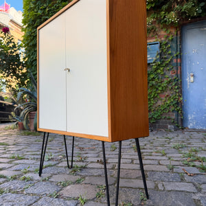 Schrank mit Schloss & neuen Hairpinlegs