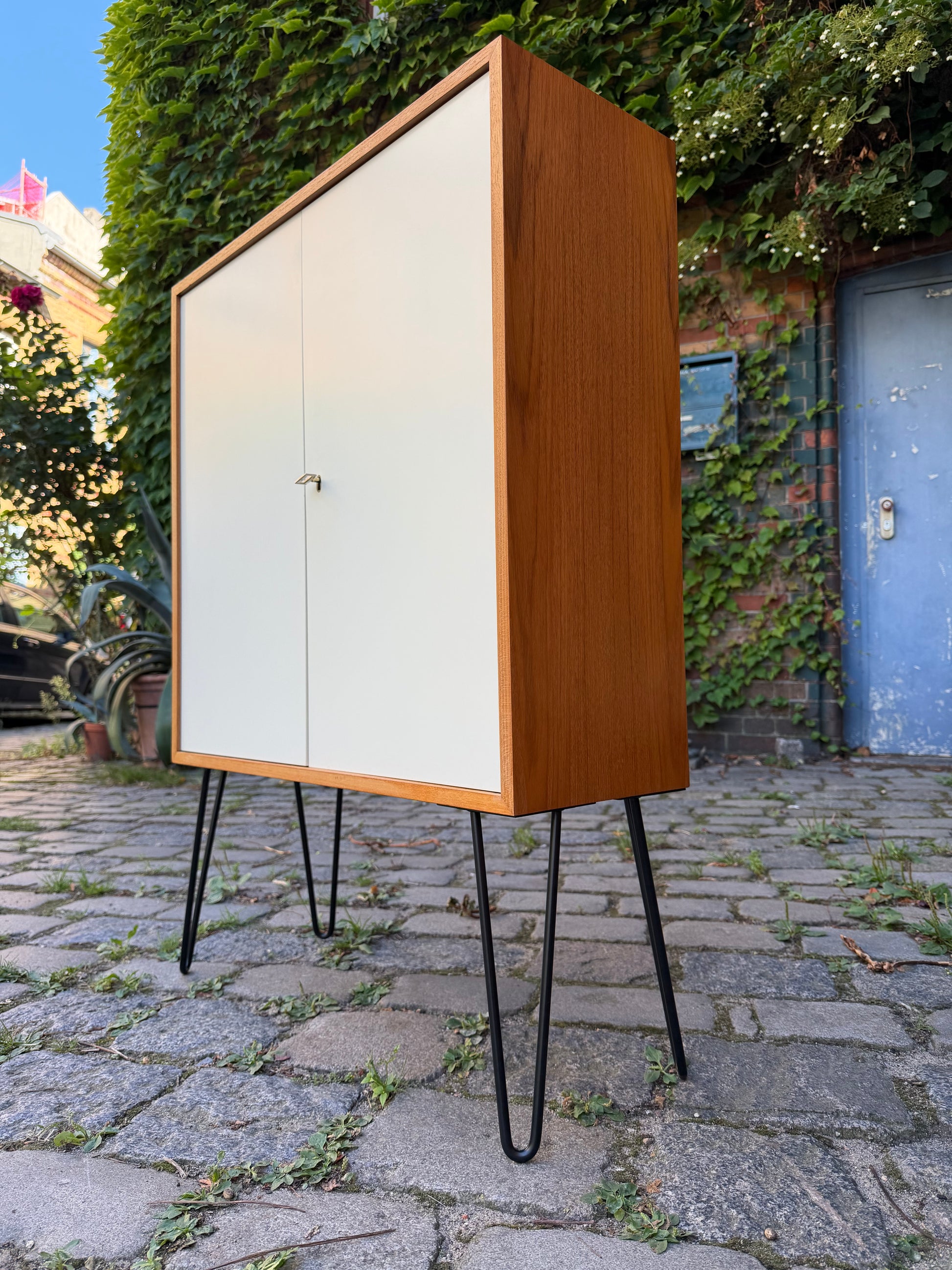 Schrank mit Schloss & neuen Hairpinlegs