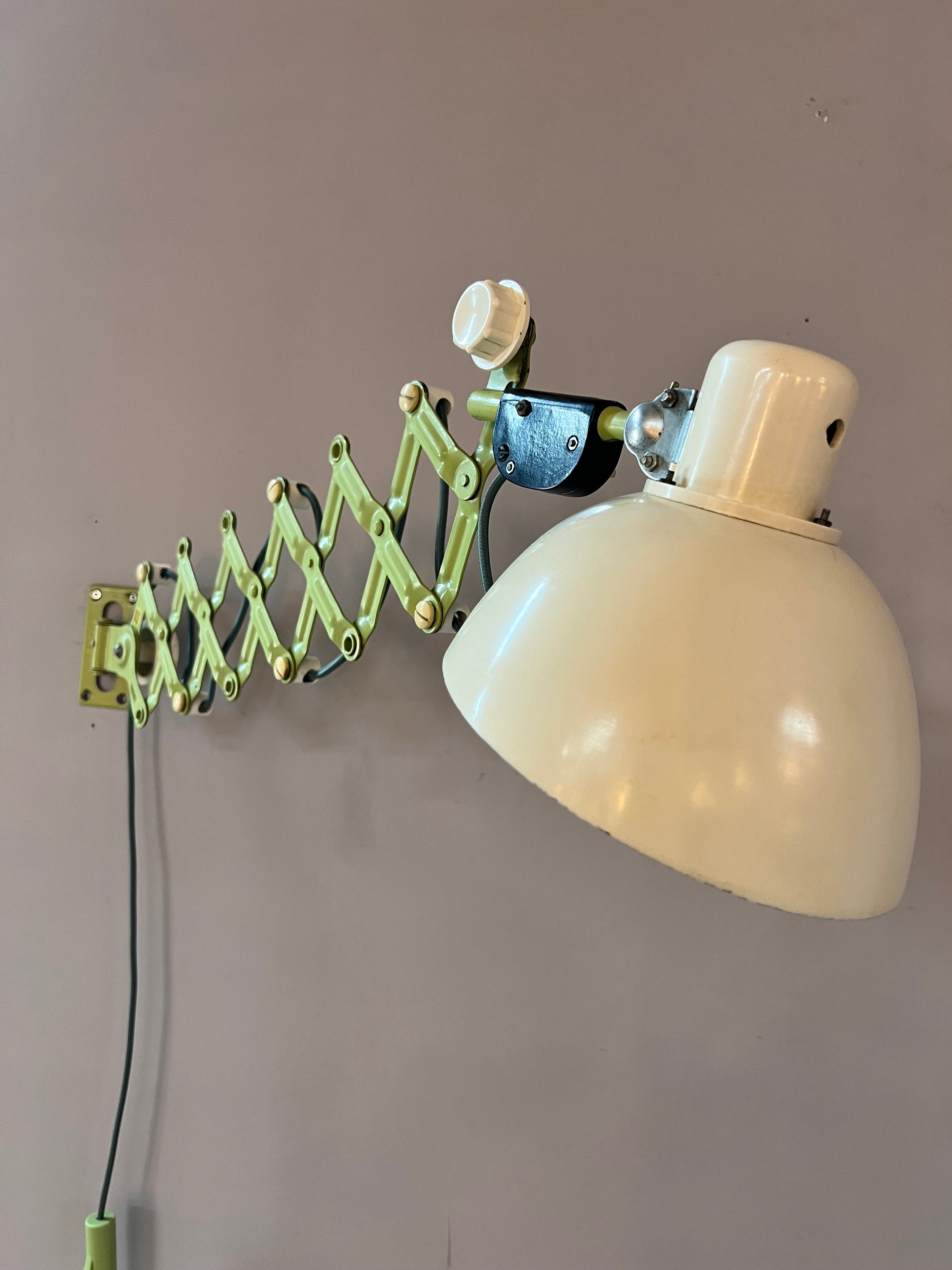 Scherenlampe mint creme von VEB Zweckleuchtenbau Dresden