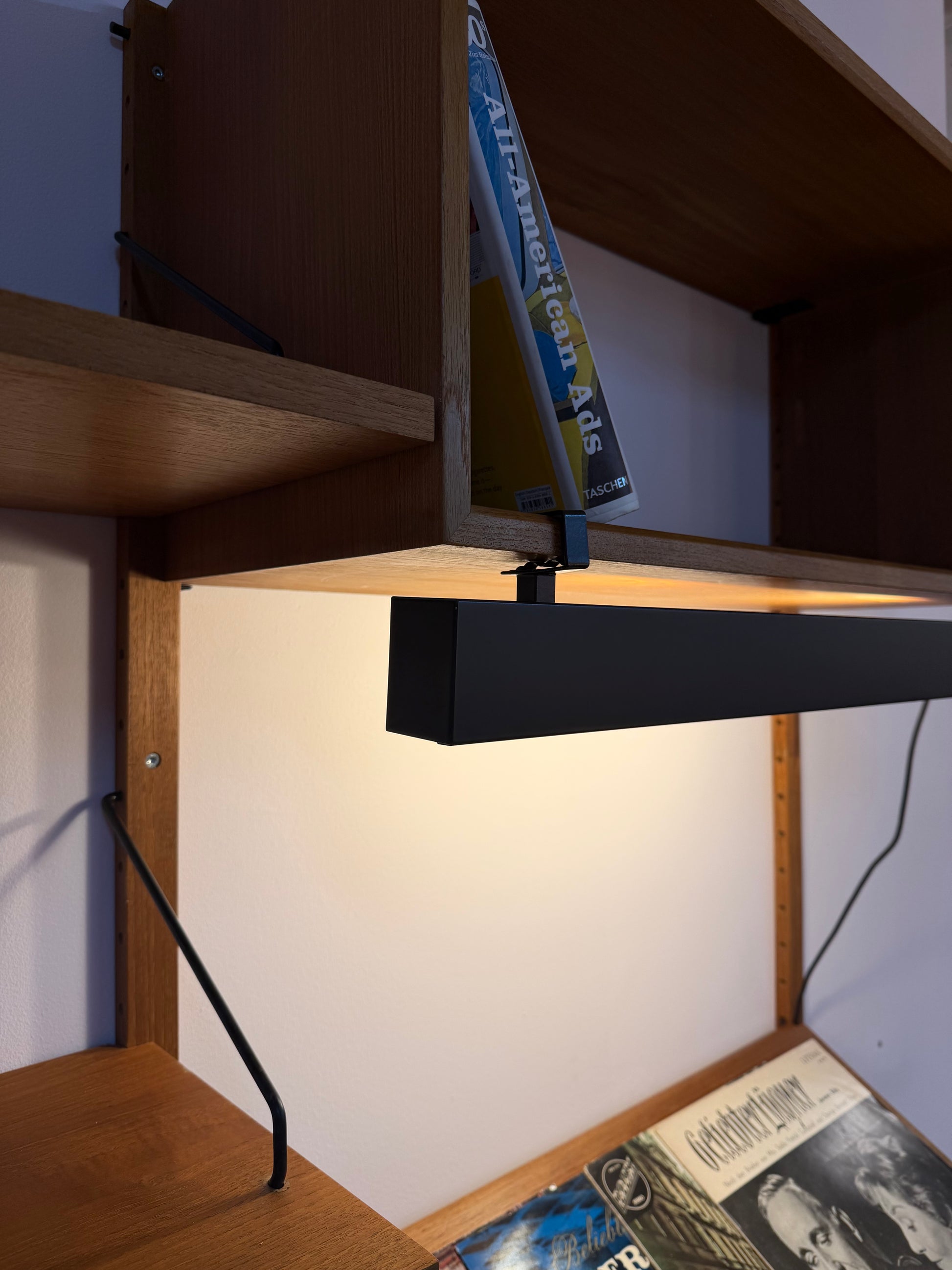 Wandregal Royal System Teak mit Lampe von Poul Cadovius