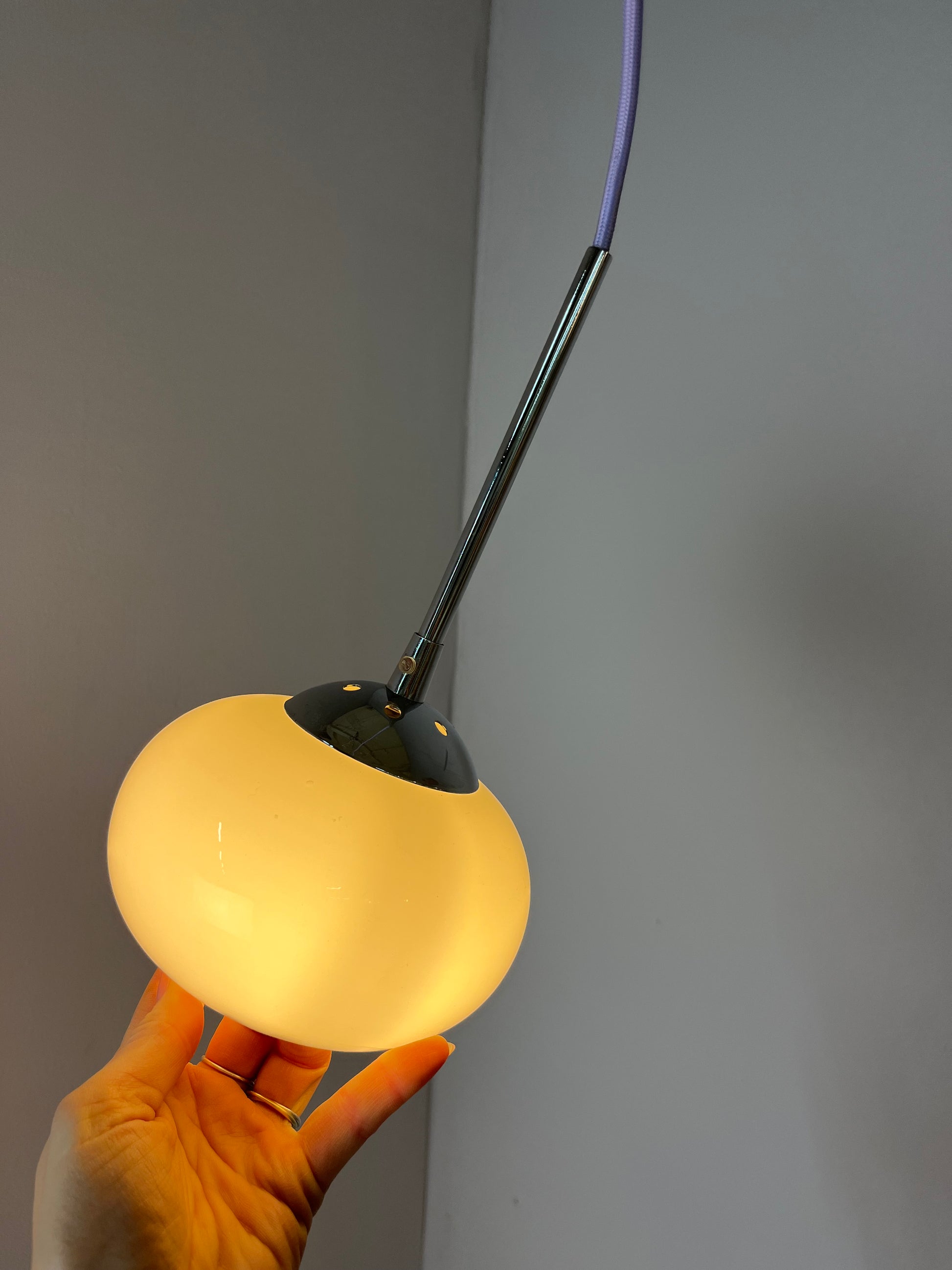 Hängelampe weiß Glas Chrom mit Stab