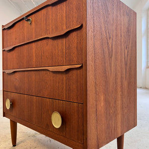 Kommode Teak mit Holz- & Messinggriffen aus Dänemark