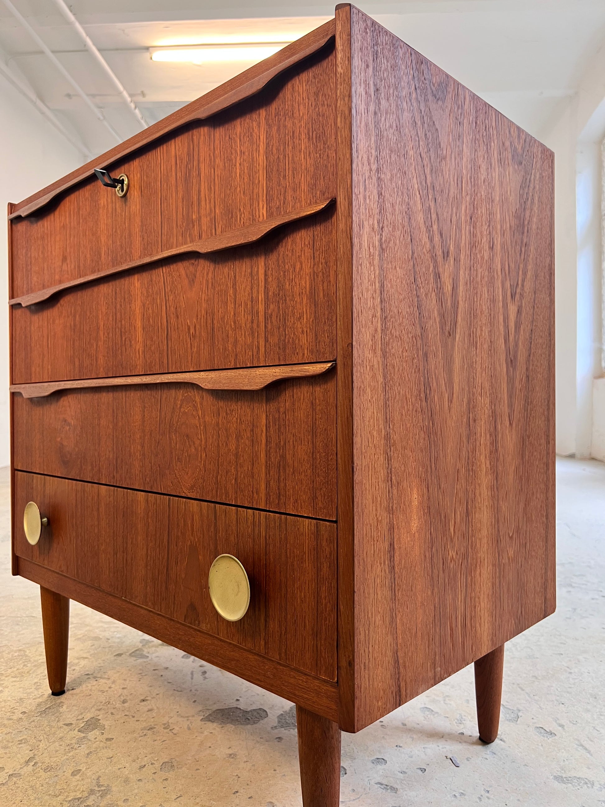 Kommode Teak mit Holz- & Messinggriffen aus Dänemark
