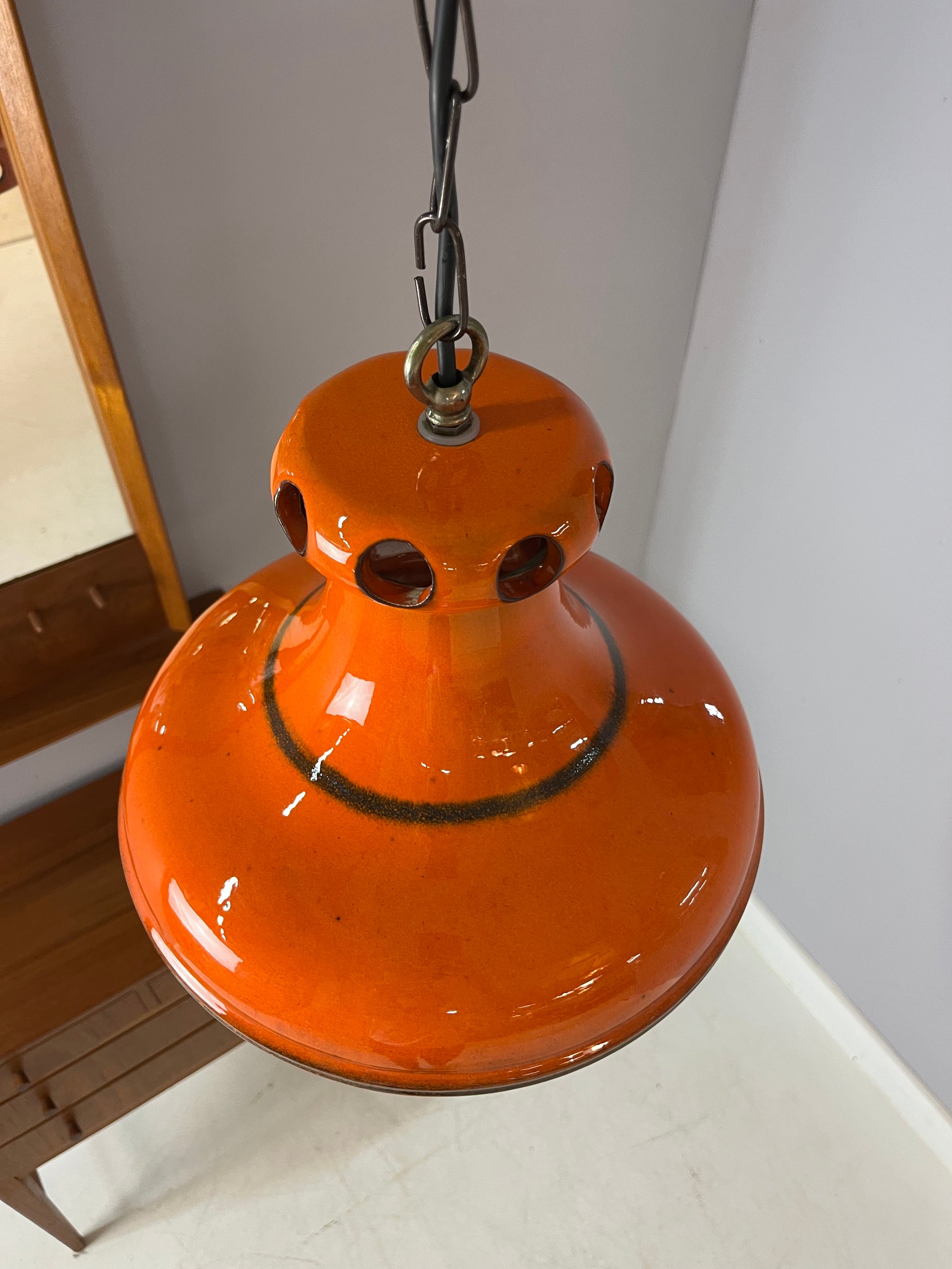 Keramiklampe orange mit Kette aus Westdeutschland