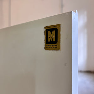 Sideboard weiß mit kreisförmigem Reliefmuster aus Belgien