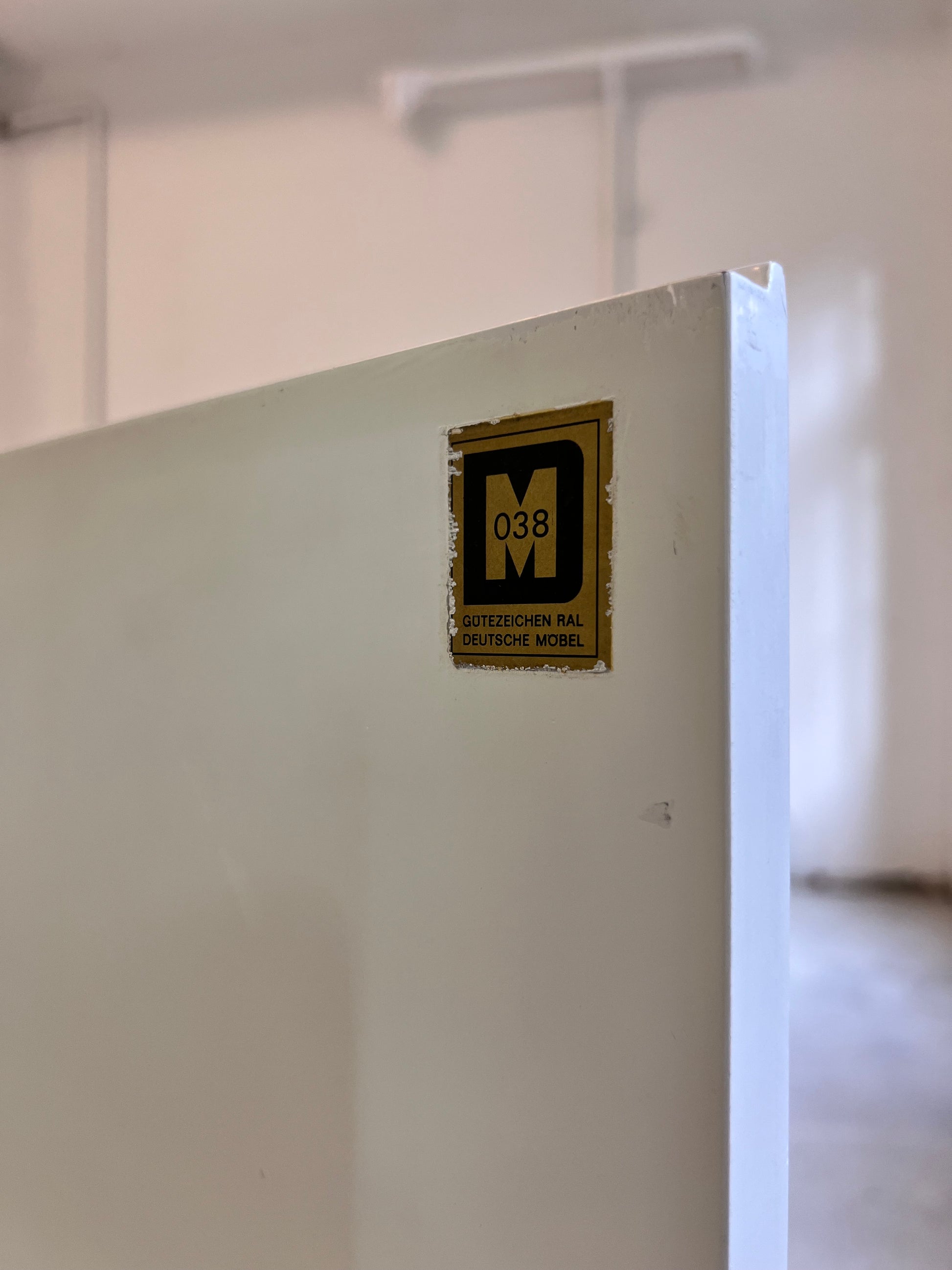 Sideboard weiß mit kreisförmigem Reliefmuster aus Belgien