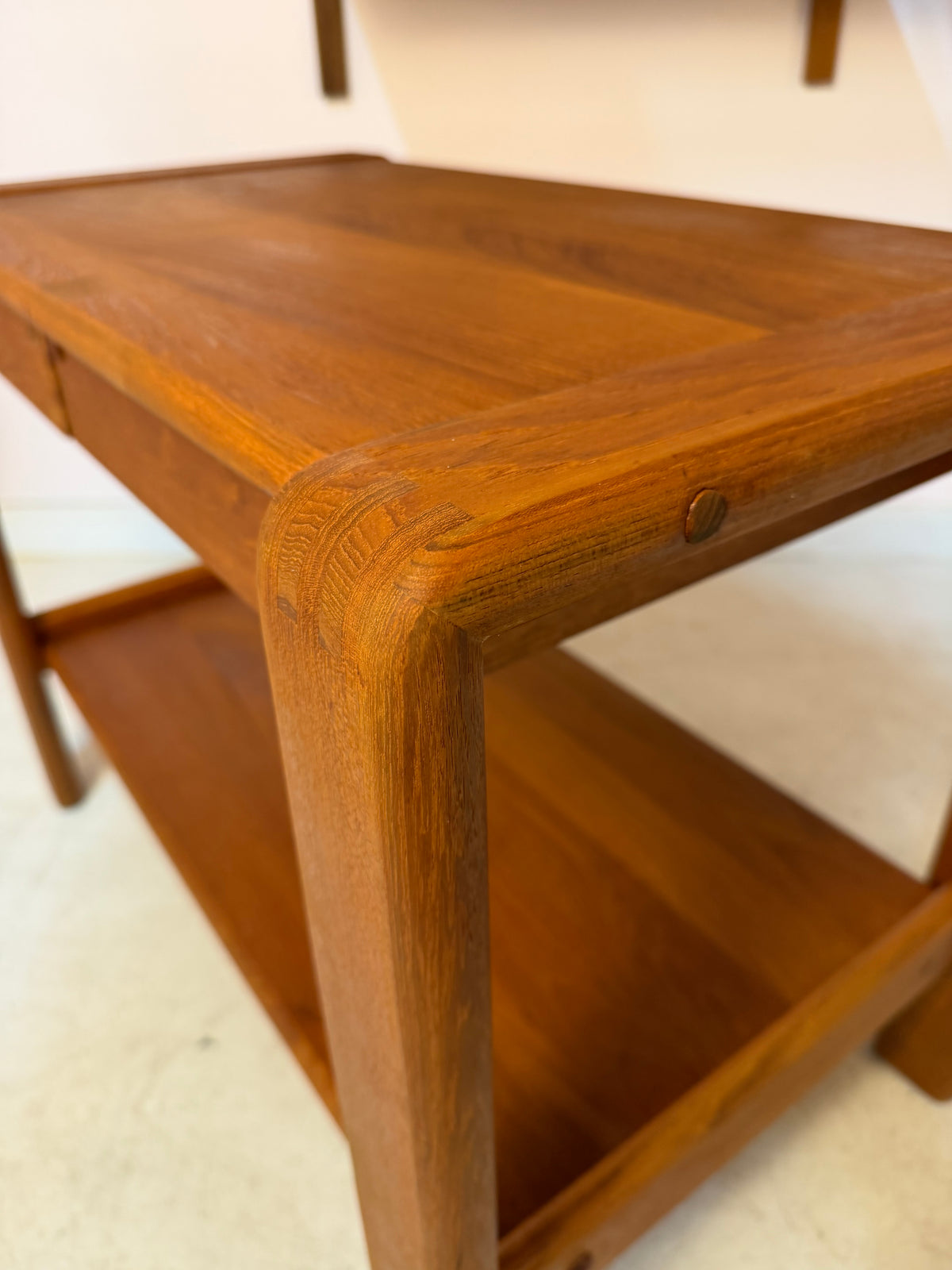 Beistelltisch Teak mit Schubladen & Ablage aus Dänemark
