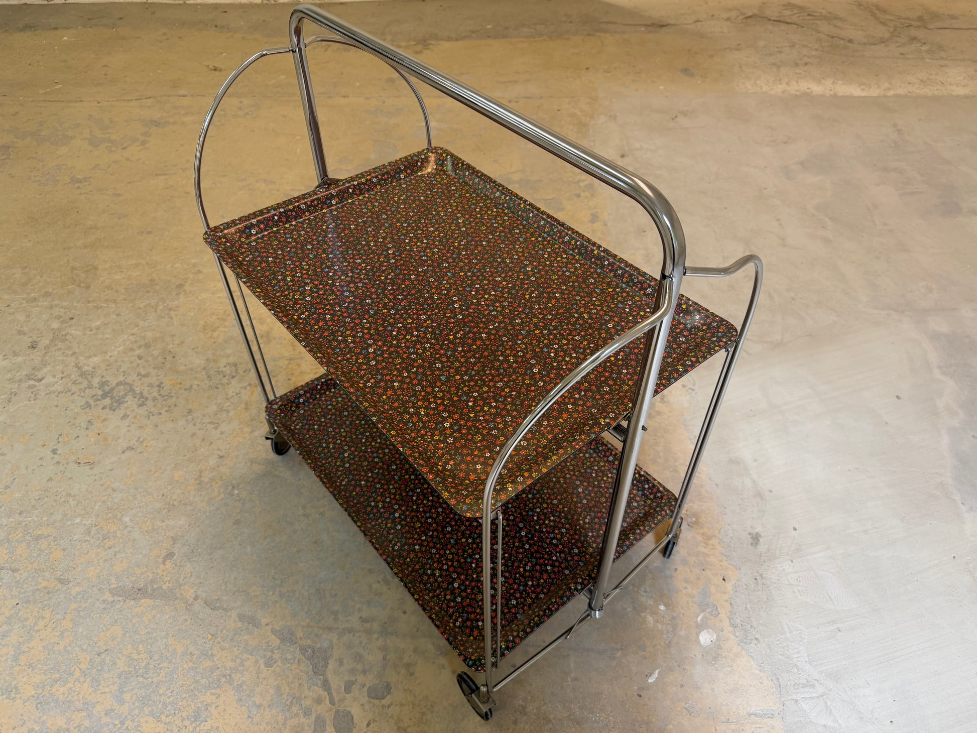 Dinette Servierwagen mit Blümchen und Chrom