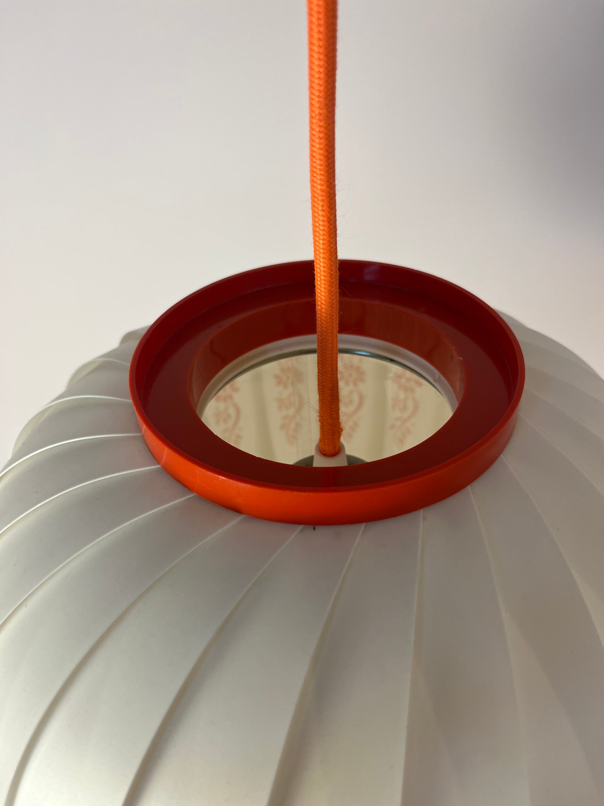 Hängelampe mit roten Blumendetails von Lars Schiøler