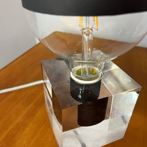Tischlampe in Acrylkubus