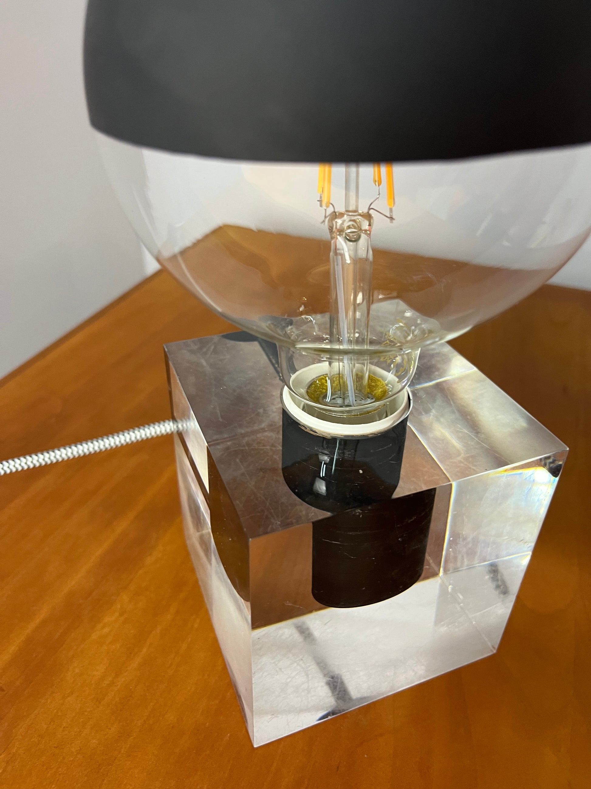 Tischlampe in Acrylkubus