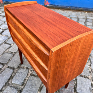 Kleine Kommode / Nachtschrank Teak mit durchgehenden Griffen aus Dänemark
